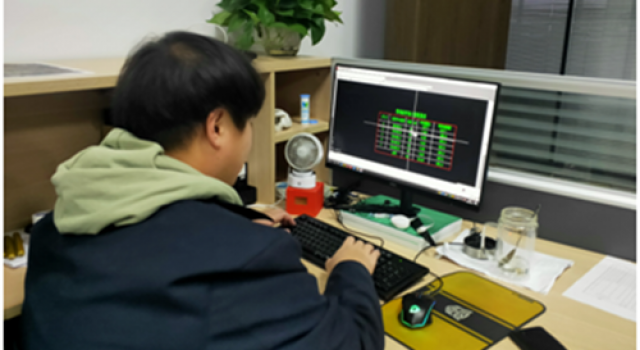 加班加点不言苦，任劳任怨作奉献